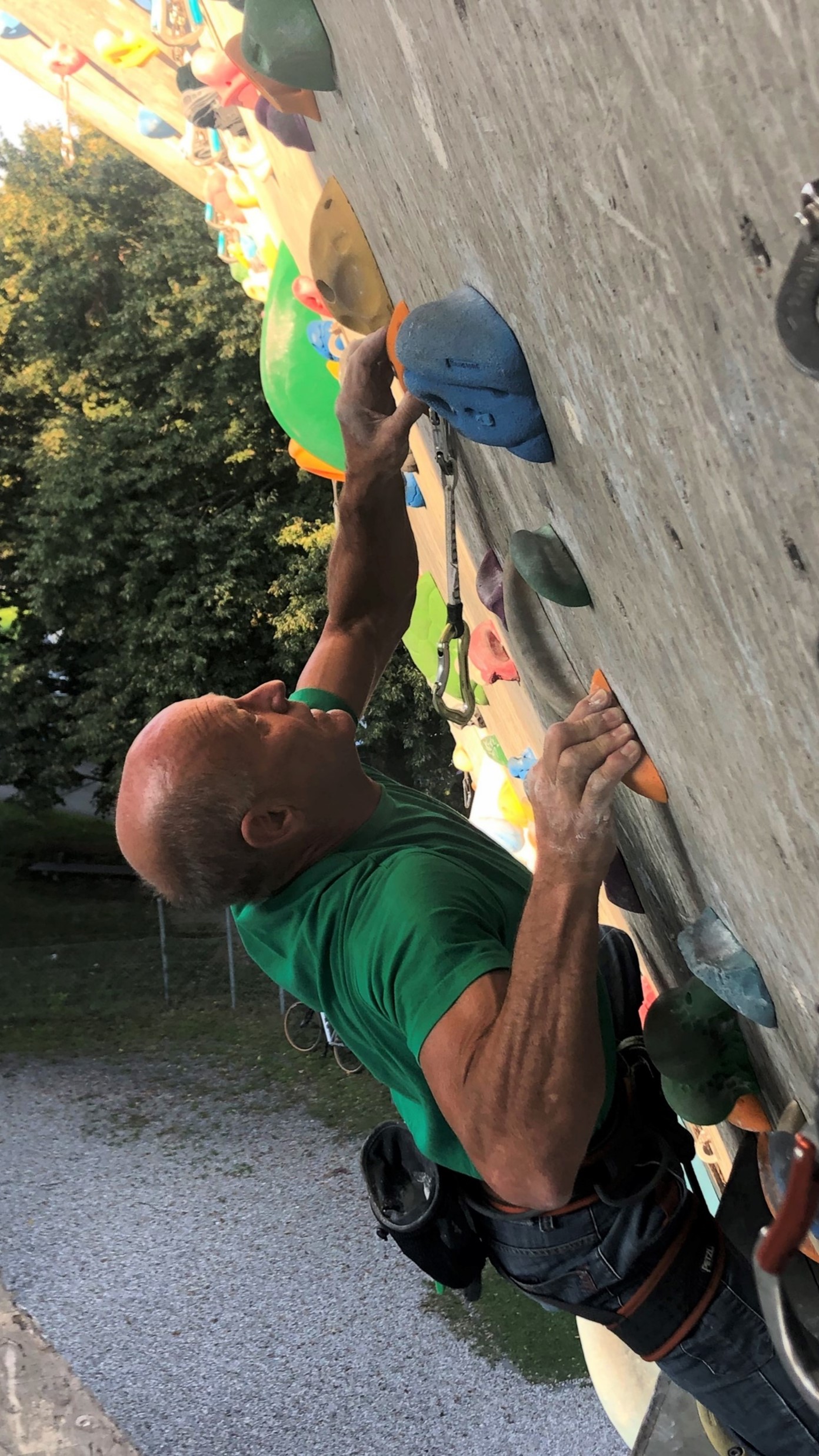 Routenschrauben am Kletterturm Traunstein