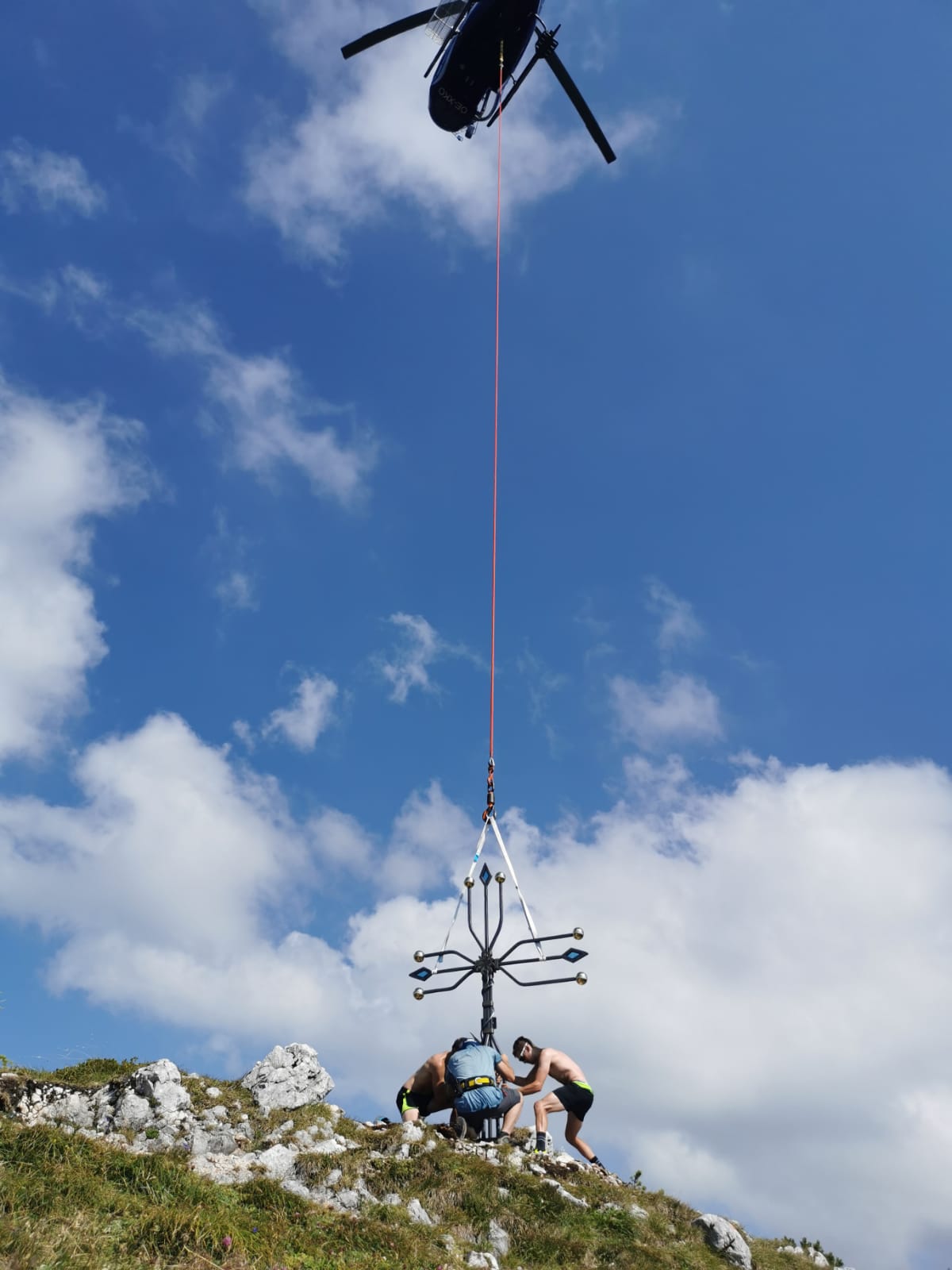 Neues Gipelkreuz wird per Heli aufgestellt