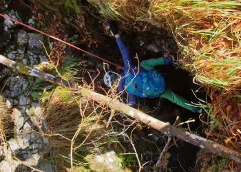 beim Abseilen in die Höhle