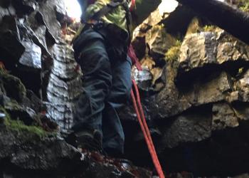 beim Abseilen in die Höhle