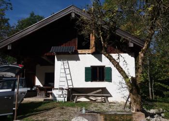 Hütte mit Solarpanel