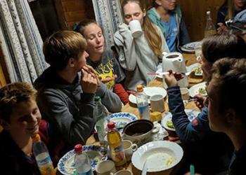 Abendessen bei LED-Beleuchtung