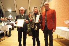 Oberbürgermeister Christian Kegel (rechts) mit den neuen Trägern der Ehrenmedaille: Jutta Bräutigam und Sektionsvorsitzender Alfhart Amberger