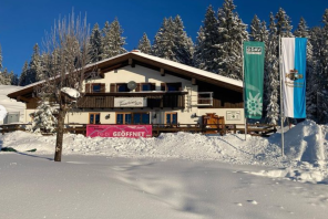 Traunsteiner Skithütte im Schnee